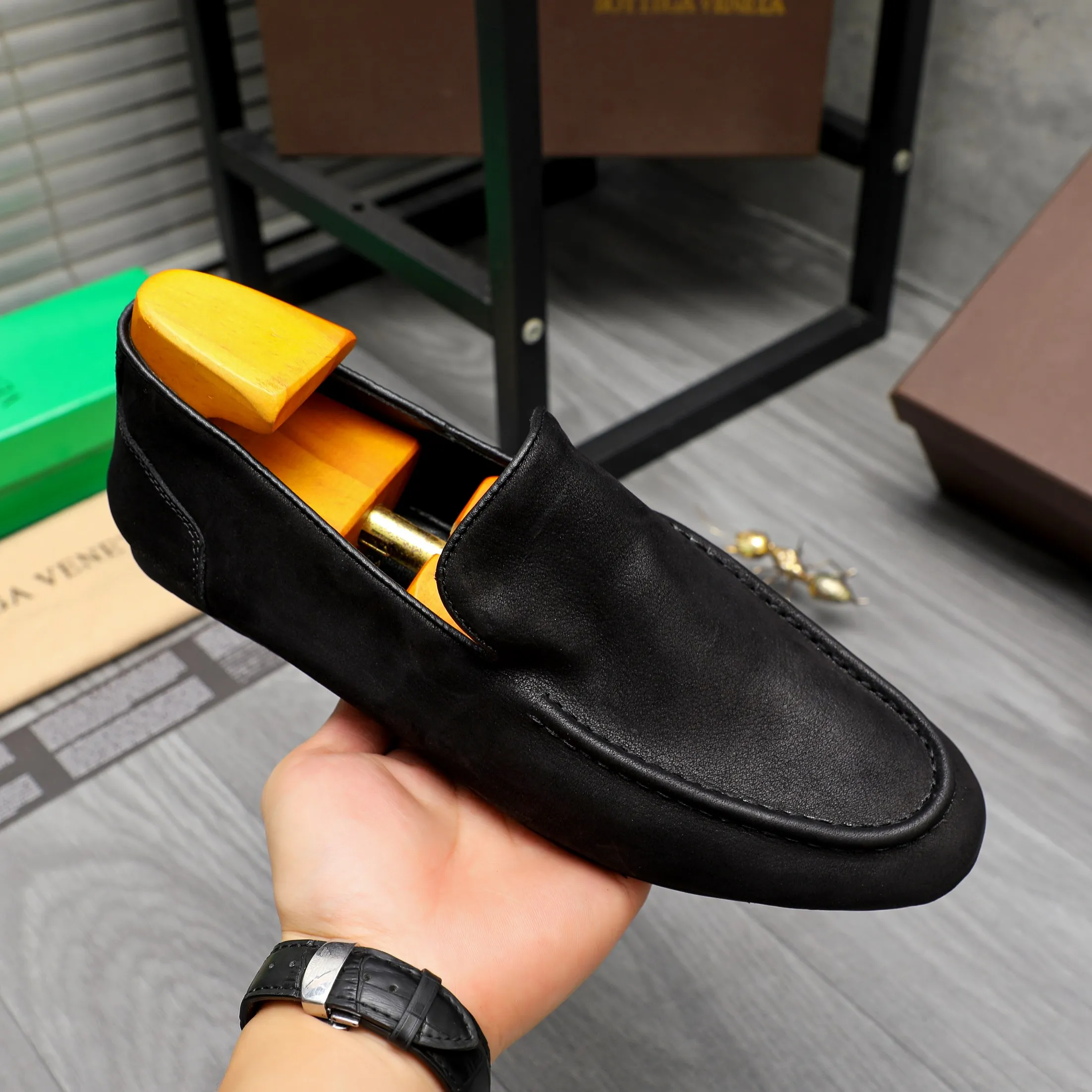 Men's shoes 💰460 Product trademark: BV "Bottega Veneta" soft leather men's shoes Regular size: 39-45 Product materials: Selected high-quality pebbled cowhide upper, cowhide lining, original outsole